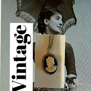 VTG Lucite.Cameo necklace‎